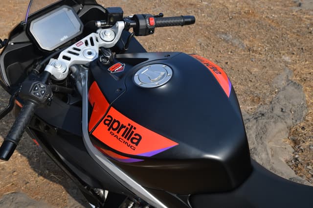 Closed Fuel Lid Image - 21016