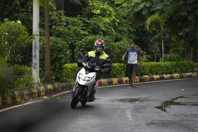 Front Left Three Quarter Image - 21004