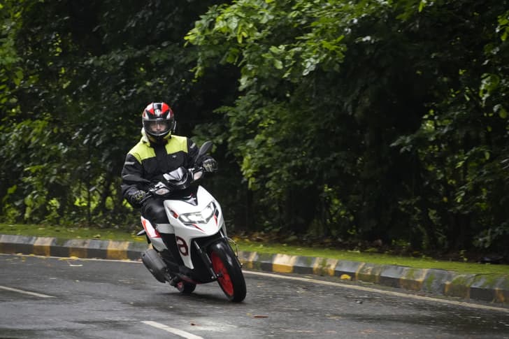 Aprilia Sr 175 Front Right Three Quarter