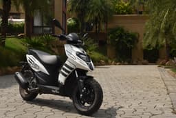 Aprilia Storm 125 Front Left Three Quarter