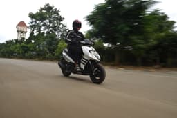 Aprilia Storm 125 Front Right Three Quarter