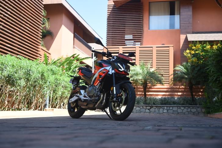 Aprilia Tuono 457 Images