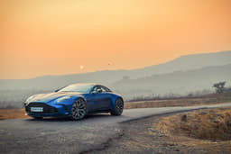 Aston Martin Vantage Front Left Three Quarter