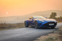 Aston Martin Vantage Front Right Three Quarter