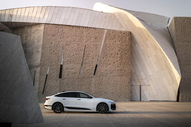 Front Right Three Quarter Image - 18739