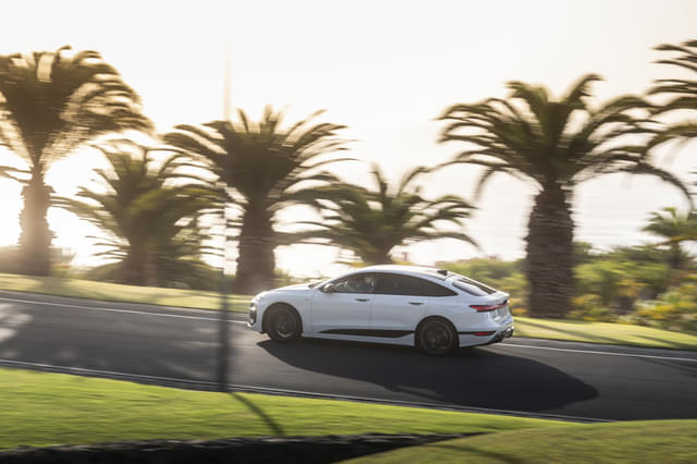 Front Right Three Quarter Image - 18756