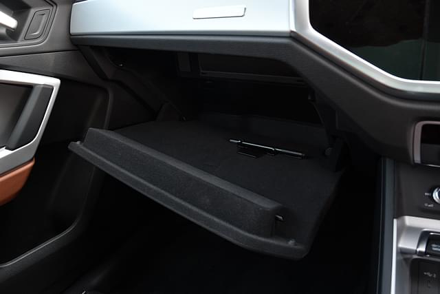 Glove Box Image - 3331