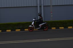 Bgauss Ruv 350 Front Right Three Quarter