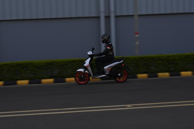 Front Right Three Quarter Image - 21620