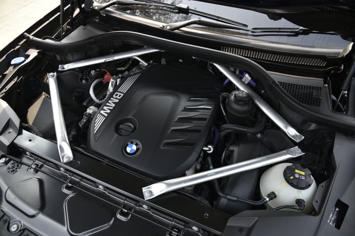 Bmw X7 Front Logo