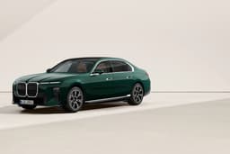 BMW i7 Front Right Three Quarter