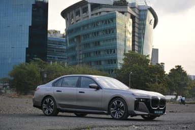 BMW i7