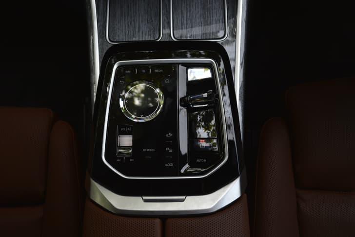 Bmw I7 Console Storage