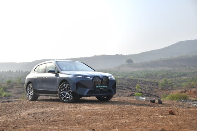 Front Right Three Quarter Image - 5570