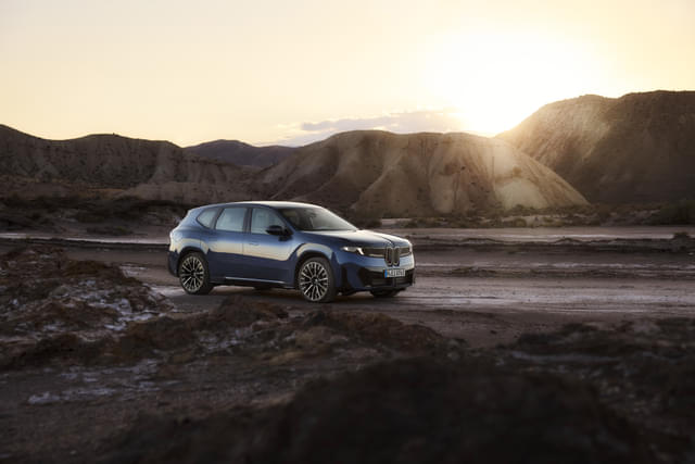 Front Right Three Quarter Image - 20600