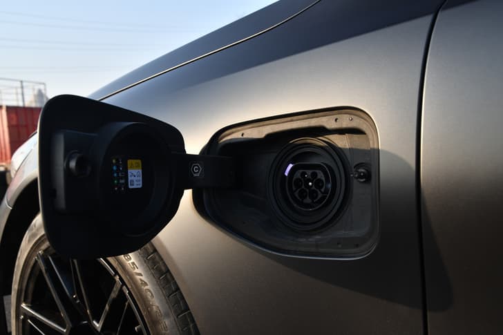Bmw M5 Charging Ports
