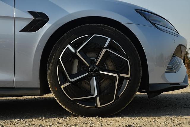 Alloy Wheels Image - 2137