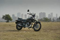Bajaj Avenger Street 160 Front Right Three Quarter