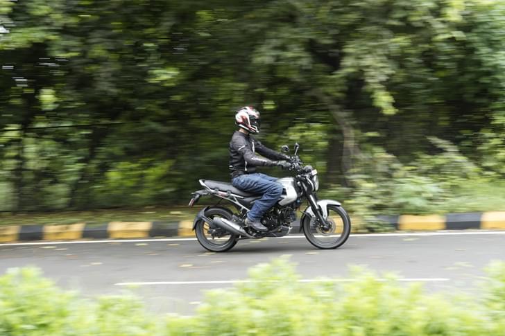 Bajaj Freedom 125 Front Right Three Quarter