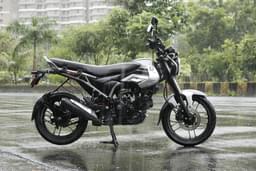 Bajaj Freedom 125 Front Right Three Quarter