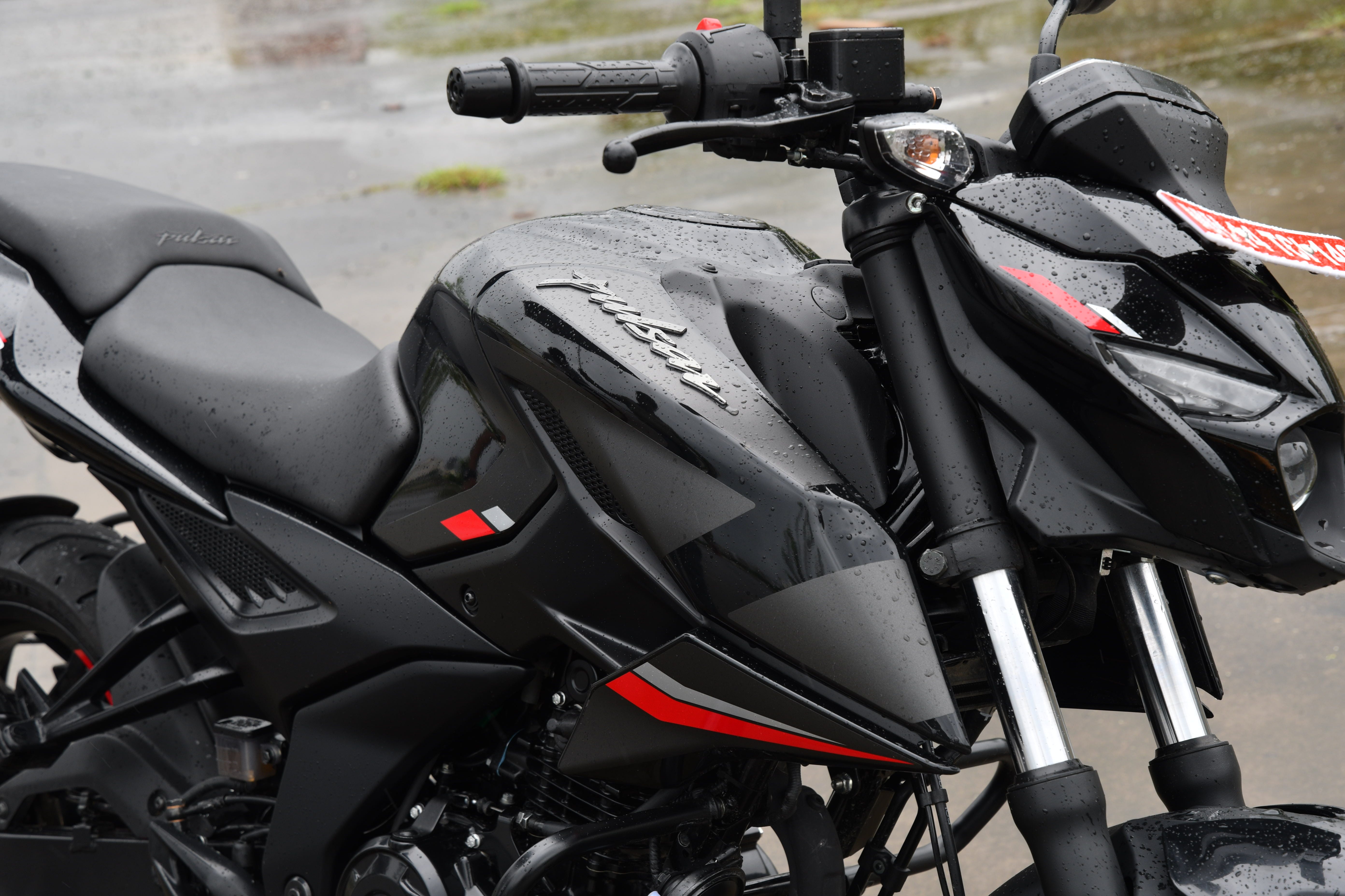 Bajaj Pulsar N160 Single Seat Twin Disc On-Road Price – Features