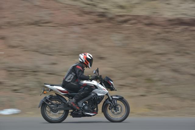 Front Right Three Quarter Image - 20830