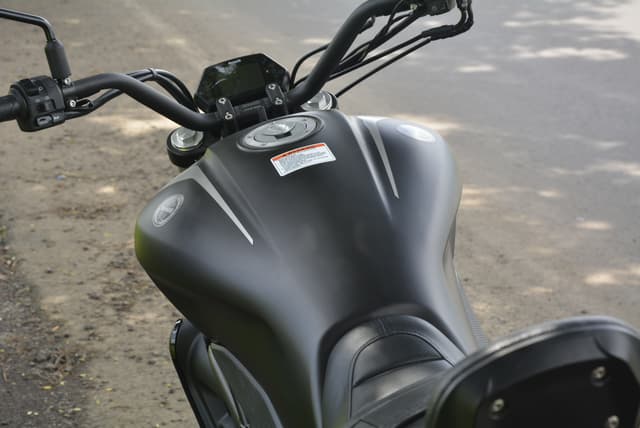 Closed Fuel Lid Image - 21402