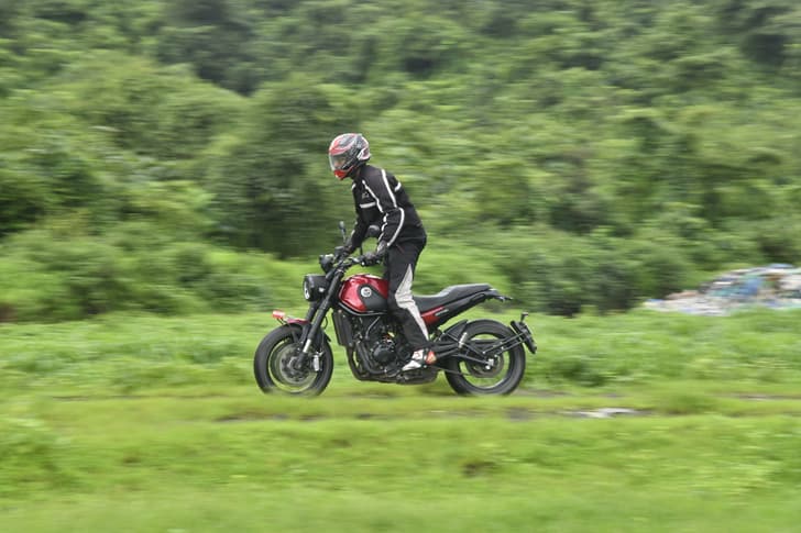 Benelli Leoncino 500 Front Left Three Quarter