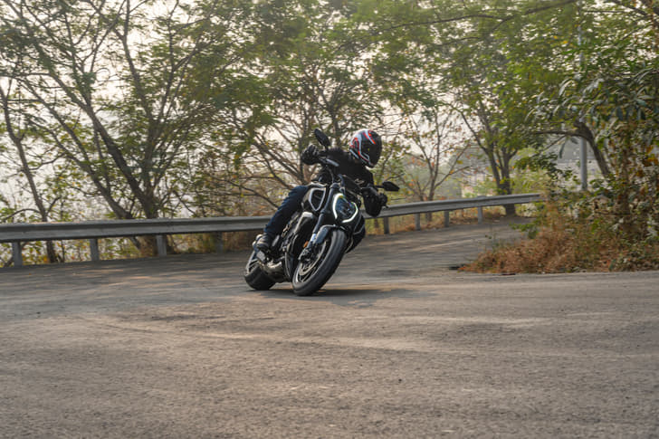 Ducati Diavel V4 Front Right Three Quarter