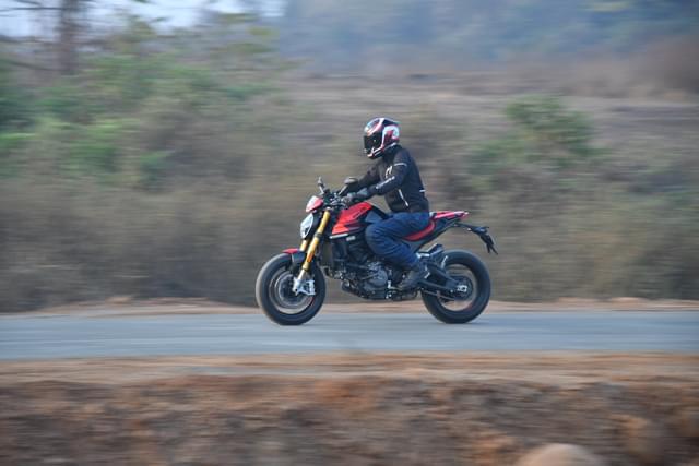 Front Right Three Quarter Image - 23119