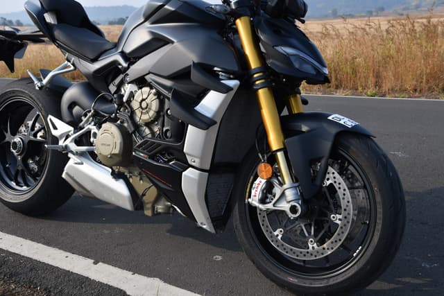 Front Right Three Quarter Image - 23233