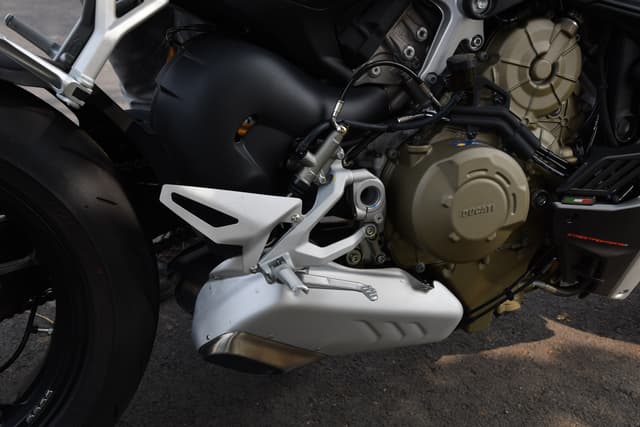 Engine Shot Right Image - 23712