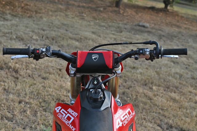 Closed Fuel Lid Image - 34221