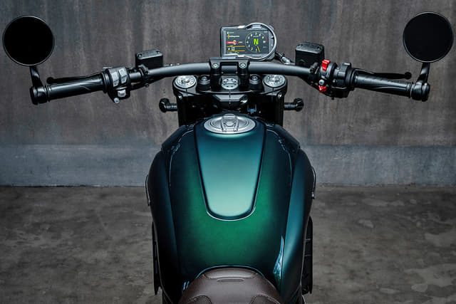 Closed Fuel Lid Image - 35114