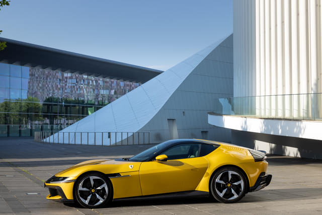 Front Right Three Quarter Image - 16997