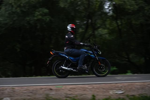 Front Right Three Quarter Image - 23420