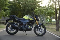 Hero MotoCorp Xtreme 160R 4V Front Right Three Quarter
