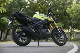 Hero MotoCorp Xtreme 160R 4V Front Right Three Quarter