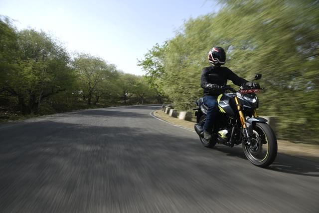 Front Left Three Quarter Image - 23927