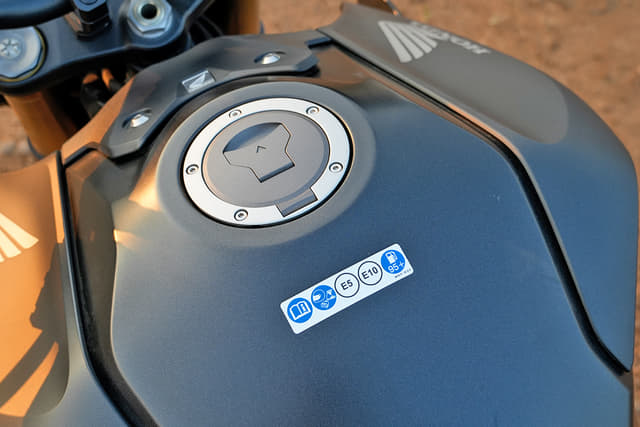 Color Black, Silver Image - 35240