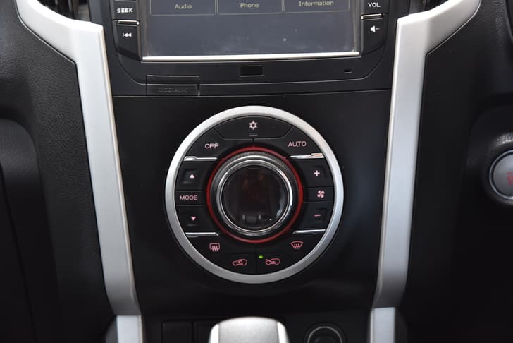 Isuzu MU-X Dashboard