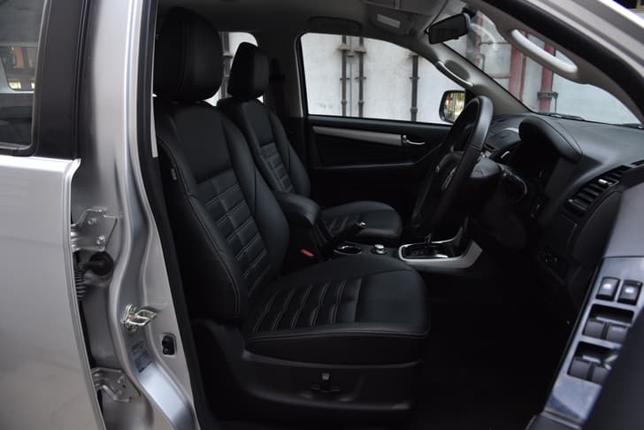 Isuzu Mu X Front Row Seats