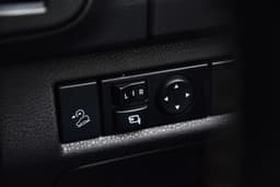 Isuzu D-Max V-Cross Door Controls