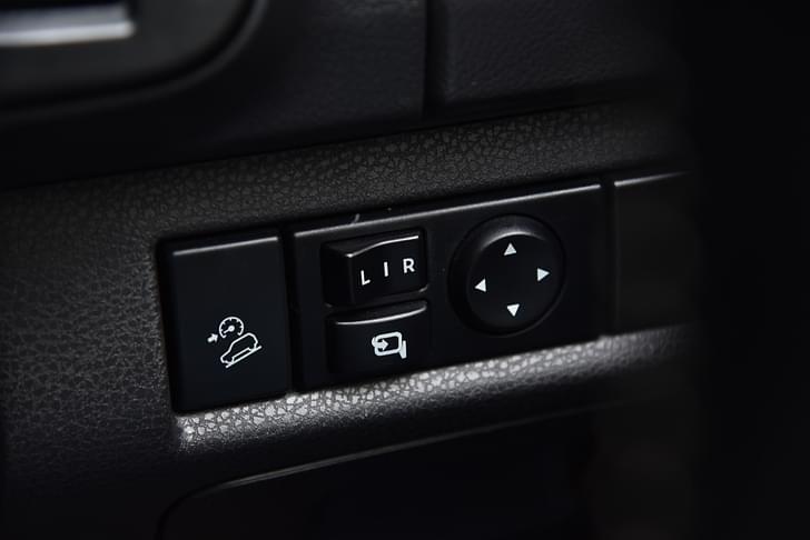 Isuzu D Max V Cross Door Controls