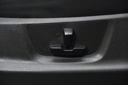 Isuzu D-Max V-Cross Door Controls