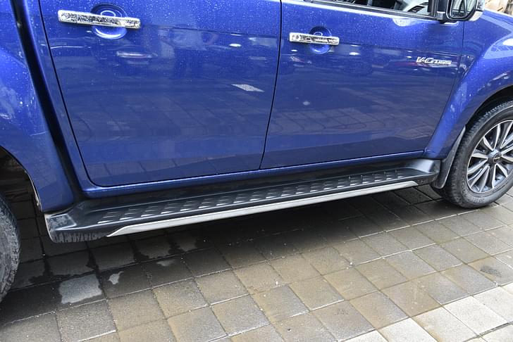 Isuzu D Max V Cross Body Colored Bumpers