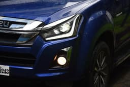 Isuzu D-Max V-Cross Front View