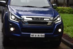 Isuzu D-Max V-Cross Front View