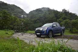 Isuzu D-Max V-Cross Front Left Three Quarter