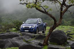 Isuzu D-Max V-Cross Front Left Three Quarter